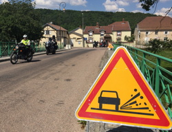 Danger, gravillons à Longchamp-sur-Aujon !